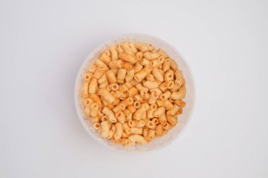 Kavanozdaki baharatlı makarnanın üst görüntüsü beyaz arka planda izole edilmiş. Grafik tasarımı için gıda endüstrisi kavramı, 3D yorumlama ve afiş arka planı.