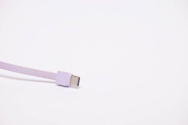 Mor tip C şarj kablosu beyaz arkaplanda izole edildi. Sanayi konsepti. Uzayı metin için kopyala. Grafik tasarımı için, 3B görüntüleme ve pankart arkaplanı