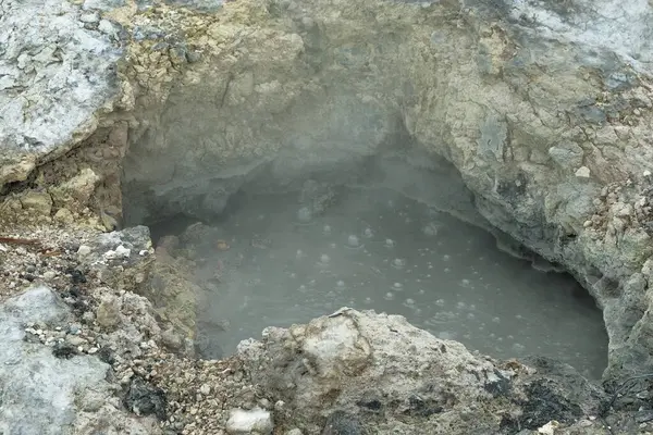 Ana kraterin etrafında küçük krater patlamaları. Ekolojik ve çevresel kavramlar. Grafik tasarımı, afiş arkaplanları ve 3B canlandırma için