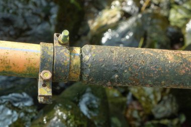 Paslı demir boruların bağlantı cıvataları. Geleneksel sulama pompası. Grafik tasarımı için, 3B görüntüleme ve pankart arkaplanı