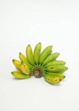 Dikey yarım olgunlaşmış muz sarısı yeşili beyaz arkaplanda izole edilmiş. Grafik tasarımı için, 3D yorumlama ve afiş arkaplanı