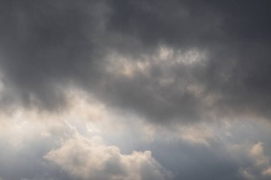 Öğleden sonraları koyu bulutlu arka plan. İklim ve hava durumu. Grafik tasarımı için, 3 boyutlu biçimlendirme veya pankart arkaplanı