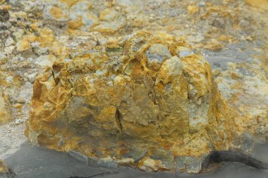 Kraterin etrafındaki kayalar. Ekolojik ve çevresel kavramlar. Grafik tasarımı, afiş arkaplanları ve 3B canlandırma için