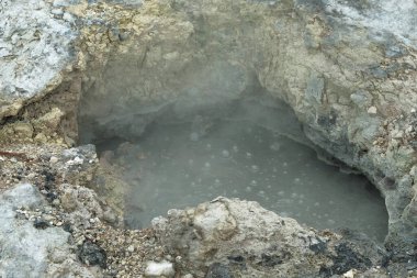 Ana kraterin etrafında küçük krater patlamaları. Ekolojik ve çevresel kavramlar. Grafik tasarımı, afiş arkaplanları ve 3B canlandırma için