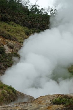 Aktif bir kraterde beyaz sıcak buhar. Ekolojik ve çevresel kavram. Grafik tasarımı, pankart arkaplanı ve 3B oluşturma için