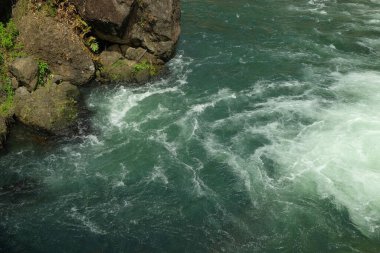 Nehir kıyısındaki kayalara çarpan nehir manzarası. Ekoloji ve çevre kavramı. Grafik tasarımı için, 3B görüntüleme ve pankart arkaplanı