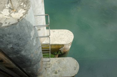 Baraj duvarında demir merdiven var. Baraj su kontrol ekipmanları. Grafik tasarımı için, 3B görüntüleme ve pankart arkaplanı