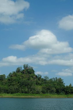 Güneşli bir günde göl ve tepelerin manzarası. Mavi gökyüzü ve beyaz bulutlar. Uzayı metin için kopyala. Ekoloji ve çevre. Grafik tasarımı için, 3B görüntüleme ve pankart arkaplanı