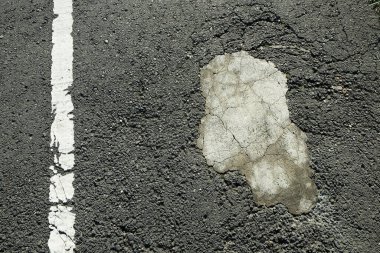 Çimentoyla kaplanmış asfalt yolda hasar var. Yol altyapısı konsepti. Doğal doku arka planı. Grafik tasarımı, pankart arkaplanı ve 3B oluşturma için