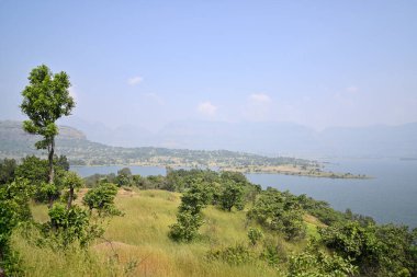 Randha Şelaleleri, huzurlu Pravara Nehri ve Arthur Gölü manzarası....