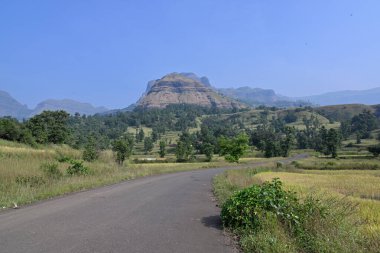 Randha Şelaleleri, huzurlu Pravara Nehri ve Arthur Gölü manzarası....