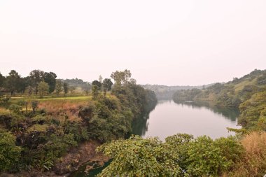 Randha Şelaleleri, huzurlu Pravara Nehri ve Arthur Gölü manzarası....