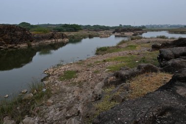 Huzurlu Godavari nehri ve Nandur Madhyameshwar 'daki kayalık engebeli nehir kıyıları...
