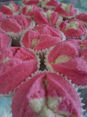 Buğulanmış sünger keki ya da Pembe Pirinç unu keki ya da buğulanmış pembe sünger keki. Geleneksel Endonezya keki, lezzetli ve tatlı..