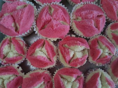 Buğulanmış sünger keki ya da Pembe Pirinç unu keki ya da buğulanmış pembe sünger keki. Geleneksel Endonezya keki, lezzetli ve tatlı, arka plan.