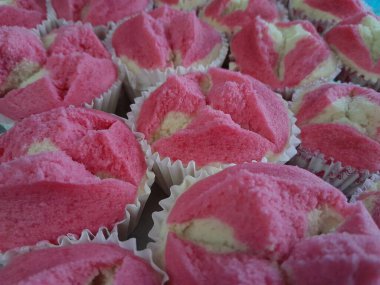 Buğulanmış sünger keki ya da Pembe Pirinç unu keki ya da buğulanmış pembe sünger keki. Geleneksel Endonezya keki, lezzetli ve tatlı..