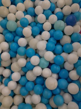 Çocuk ve çocuklar için çocuk parkındaki renkli plastik toplar ya da eğlence parkı, top dolu bir havuza benziyor..