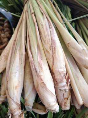 Bir bambu sepetinin üzerinde taze limon otu. Genellikle bitkisel ilaçları karıştırmak için kullanılır. Ya da Asya mutfağında yaygın olarak bulunan baharat açısından zengin yemek malzemeleri..