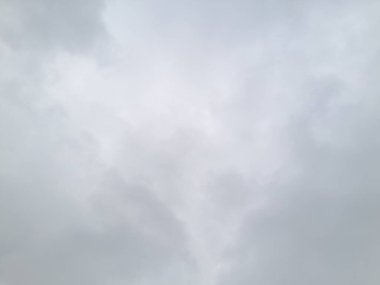 yağışlı sezon siyah koyu renk tonu Strom bulutlu karanlık korkutucu havada yağmur.
