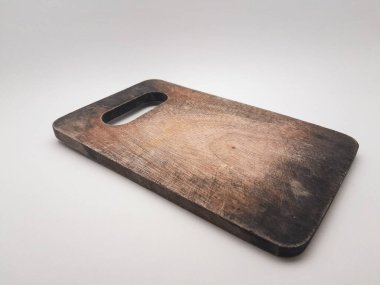 Eski ahşap kesme tahtası ya da yıpranmış bir tahta parçası ve bir sürü bıçak yarasıyla küflenmeye başlıyor. Mutfak aletleri kavramı, beyaz arka planda izole edilmiş..