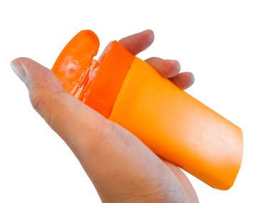 Kozmetik güneş kremi tasarımı için turuncu plastik tüp ambalajı SPF, cilt bakımı güneşten gelen ultraviyole ışınlara karşı korunmak için, yaz konsepti, beyaz arka planda izole edilmiş..