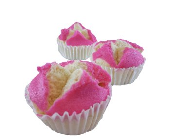 Buharda pişmiş sünger keki ya da Pembe Pirinç unu keki ya da buğulanmış pembe sünger keki. Geleneksel Endonezya keki, lezzetli ve tatlı, beyaz arka planda izole edilmiş ve yakın çekim.