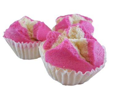 Buharda pişmiş sünger keki ya da Pembe Pirinç unu keki ya da buğulanmış pembe sünger keki. Geleneksel Endonezya keki, lezzetli ve tatlı, beyaz arka planda izole edilmiş ve yakın çekim.