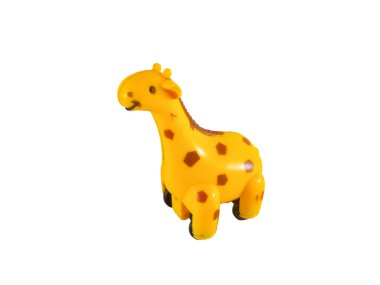 Altında tekerlekler olan sarı donanımlı plastik zürafa oyuncağı, çocuklar ve çocuklar için, beyaz bir arka planda izole edilmiş ve görüntüyü kapatıyor..