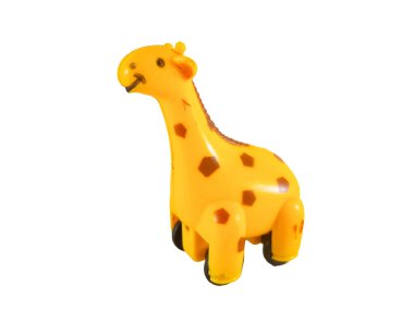 Altında tekerlekler olan sarı donanımlı plastik zürafa oyuncağı, çocuklar ve çocuklar için, beyaz bir arka planda izole edilmiş ve görüntüyü kapatıyor..