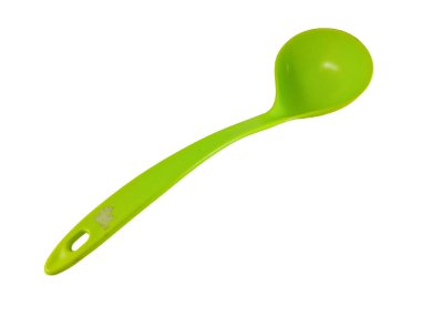 Mutfak aletleri, sebze kaşıkları ya da çorba kaşıkları ya da yeşil plastikten yapılmış kepçe. Beyaz arkaplanda izole edilmiş ve yakın çekim.