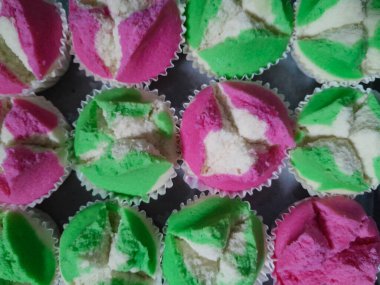 Buğulanmış sünger keki ya da pembe pirinç unu keki ya da buharda pişmiş pembe ve yeşil sünger keki. Geleneksel Endonezya keki, lezzetli ve tatlı, üst manzara.