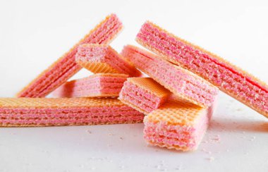 Çilekli meyveli krema karışımlı çıtır gofret çubuğu her ısırıkta çıtır çıtır bir izlenim verir..