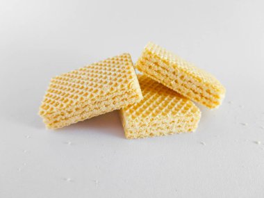 Her katmanda vanilyalı krema karışımı olan çıtır gofret çubuğu her ısırıkta çıtır çıtır bir izlenim verir..