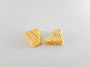 Her katmanda vanilyalı krema karışımı olan çıtır gofret çubuğu her ısırıkta çıtır çıtır bir izlenim verir..