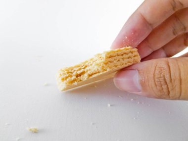 Her katmanda vanilyalı krema karışımı olan gevrek gofret çubuğu her ısırıkta çıtır çıtır bir izlenim verir..