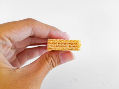 Her katmanda vanilyalı krema karışımı olan gevrek gofret çubuğu her ısırıkta çıtır çıtır bir izlenim verir..