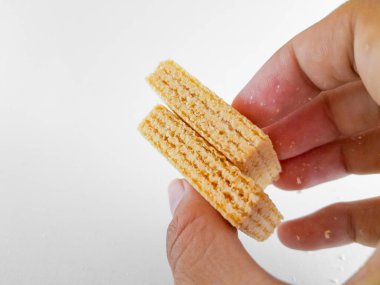 Her katmanda vanilyalı krema karışımı olan gevrek gofret çubuğu her ısırıkta çıtır çıtır bir izlenim verir..