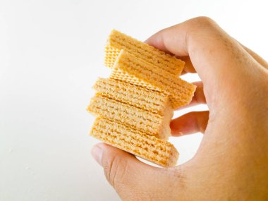 Her katmanda vanilyalı krema karışımı olan gevrek gofret çubuğu her ısırıkta çıtır çıtır bir izlenim verir..