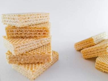 Her katmanda vanilyalı krema karışımı olan çıtır gofret çubuğu her ısırıkta çıtır çıtır bir izlenim verir..