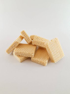 Her katmanda vanilyalı krema karışımı olan çıtır gofret çubuğu her ısırıkta çıtır çıtır bir izlenim verir..