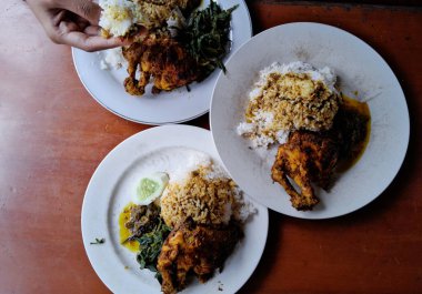 Nasi Padang ya da Padang pirinç körisinin değişik yemekleri Endonezya ile ilişkilendirilecek en ünlü yemeklerden biri, aslen Padang 'dan gelen pirinç ve meze karışımı. Endonezya Mutfak Yemekleri.
