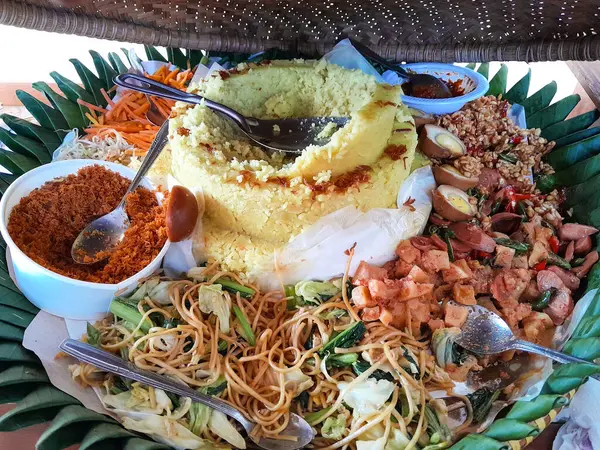 Tumpeng ya da Tumpeng pilavı, Endonezya 'nın belirli bölgelerdeki törenlerde sunulan sebze ve et tabakları içeren tipik bir koni türüdür..