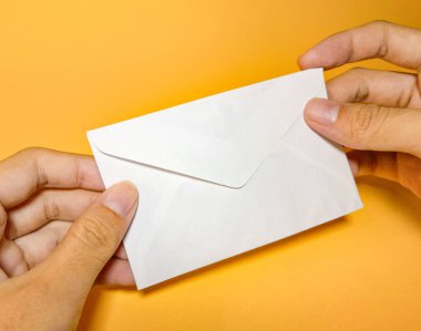 Sarı arka planda kadın eli tarafından tutulan sade beyaz zarf. Yazışmalar, iş yerleri, doğum günleri ve davetiyeler için katlanmış model tasarım unsuru..