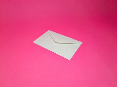 Pembe arka planda sade beyaz zarf, katlanmış zarf tasarım ögesi yazışmalar, iş yerleri, doğum günleri ve davetiyeler için..