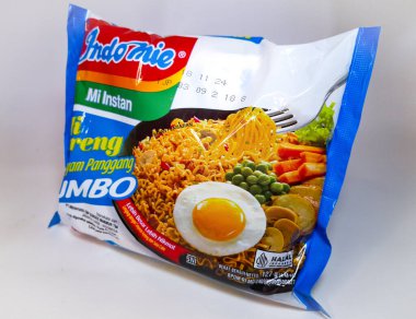 Jakarta, Endonezya - 16 Haziran 2024: Indomie mi Goreng veya hazır erişteler beyaz arka planda izole edilmiş en popüler hazır eriştelerdir. 