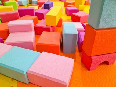 Rengarenk bloklar, gelişigüzel dizilmiş bebekler ve çocukların oynaması için, eğitici tasarımlar için mükemmel..