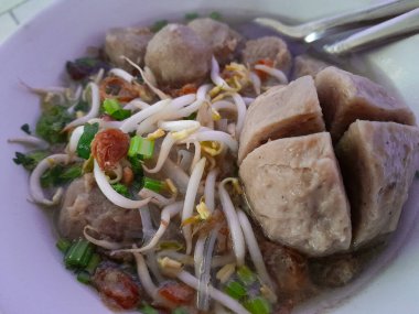 Bakso, köfte çorbası, erişte, tofu, hamur tatlısı ve hardal yeşili bir kase. Endonezya mutfağı. Yakın çekim.