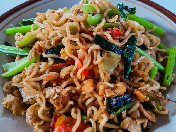 Tabakta sebzeli hazır erişte, izole edilmiş beyaz arka plan ve yakın çekim..