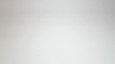 Karabiber ya da karabiber düşer ve dağılır, yemek pişirme baharatları videosu..