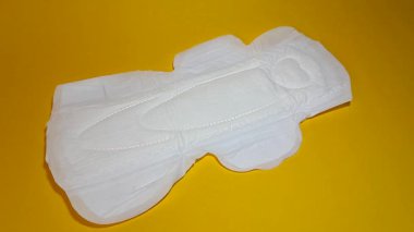 Hijyenik peçete ve çiçek yaprakları. Kadınsı bölgede yumuşaklık gösteren bir konsept, büyük miktarda kan barındırır ve hala kadınsı bölgeyi kuru tutar..